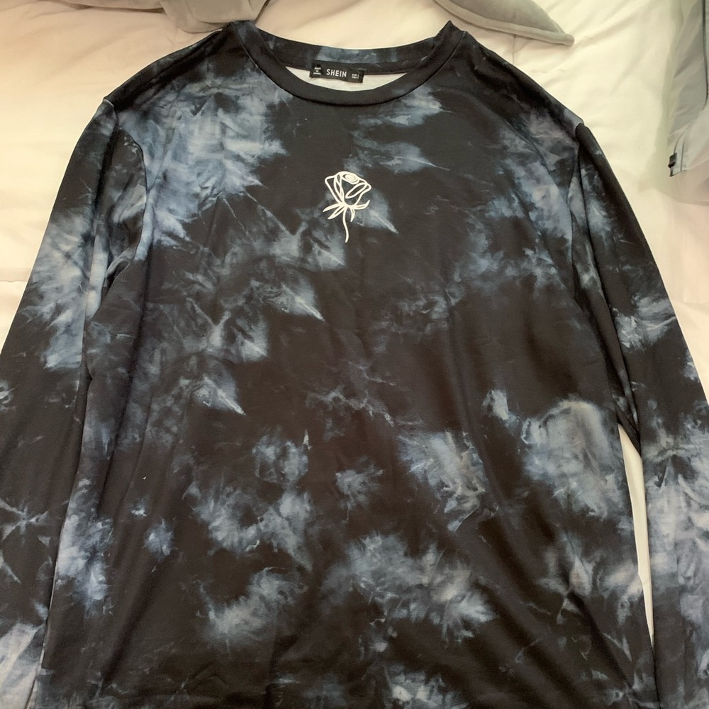 A cute tie dye long sleeve shirt!☺️